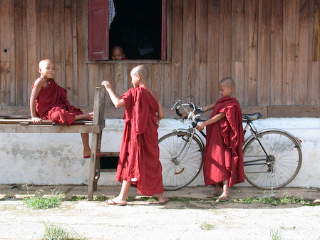 Birma, Kalaw, July 2002.
Birmese monks.  Bimese monks playing with a bicycle.
