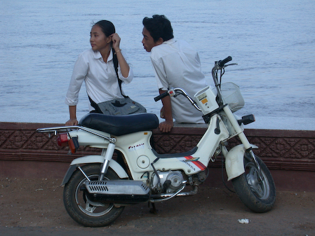 Cambodia, Phnomh Penh, 2003.
Khmer teenagers.
Khmer teenagers at the Tonle Sap river. 


