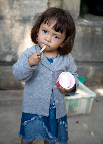 Indonesia, Jakarta, July 2006.
Ice cream girl 1
A girl is enjoying her ice cream in old Jakarta.
